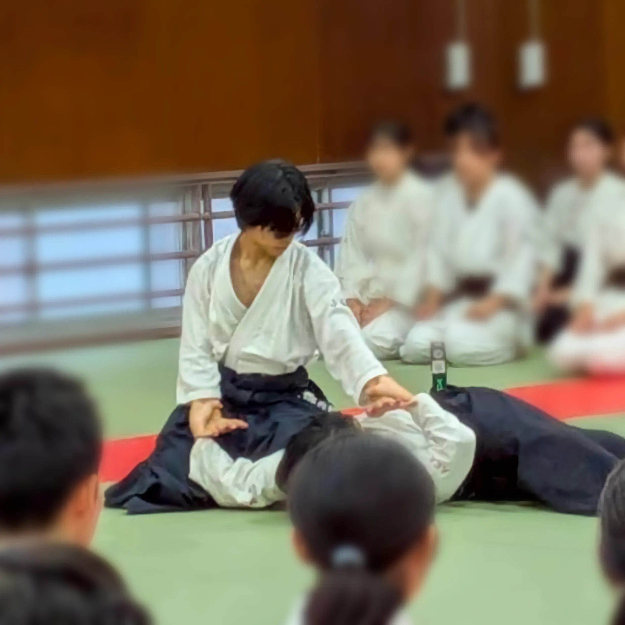 座技呼吸法を指導する様子